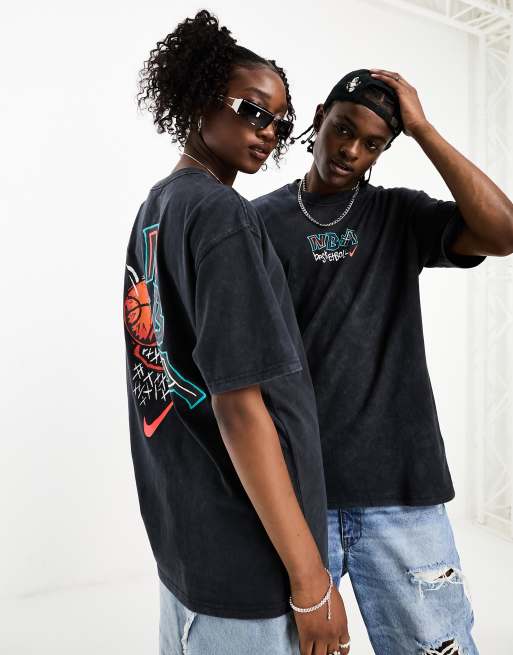 Nike Basketball – NBA – Svart t-shirt i unisex-modell med tecknat tryck baktill