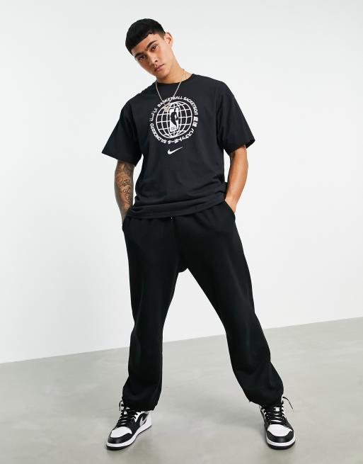 Nike Basketball - NBA Team 32 Courtside - T-shirt in zwart