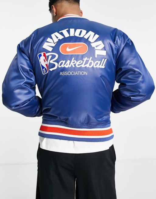 Nike Basketball - NBA - Uniseks jack in vintage stijl met print in donkerblauw