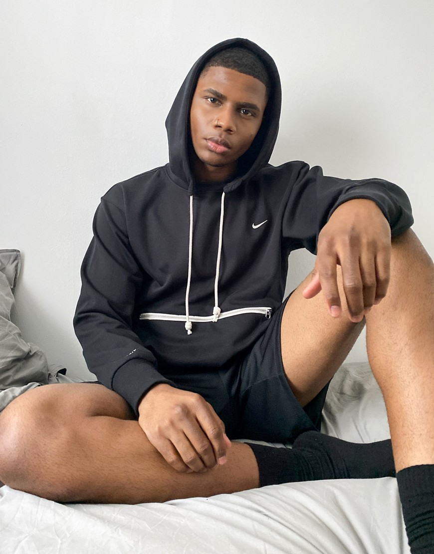 Nike Basketball - Standard Issue - Hoodie in zwart