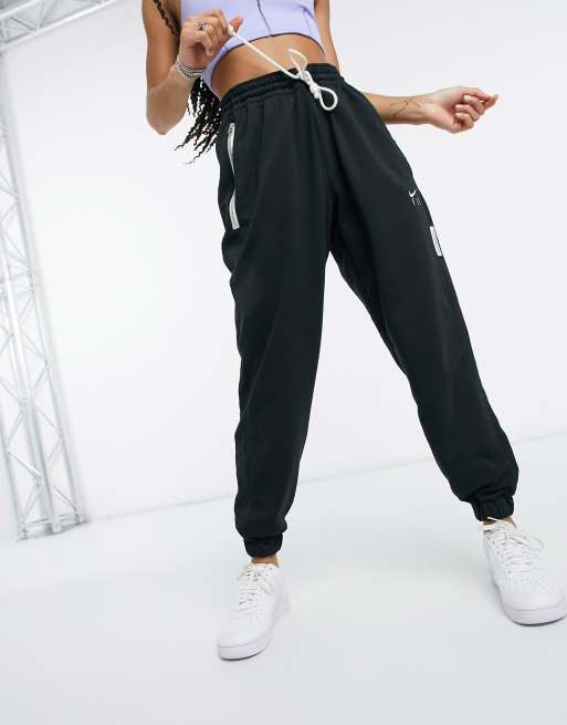 Nike Basketball - Standard Issue - Joggers con logo Fly colore nero