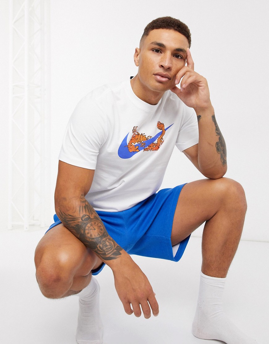 Nike Basketball - T-shirt met Swoosh-logo en drakenprint in wit