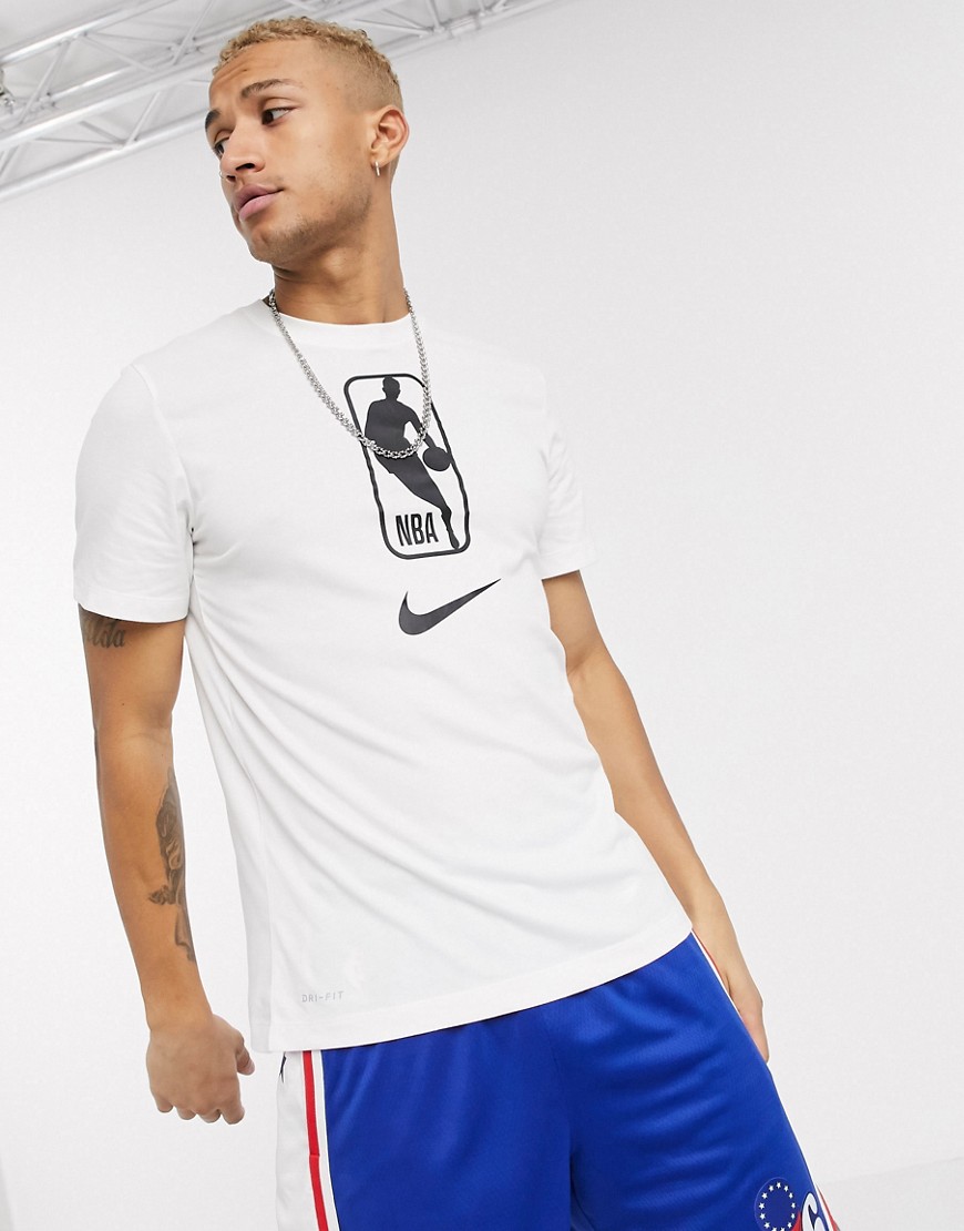 Nike Basketball – Vit t-shirt med NBA-logga