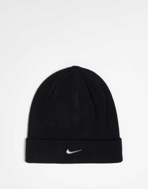 Nike - Beanie met swoosh in zwart 