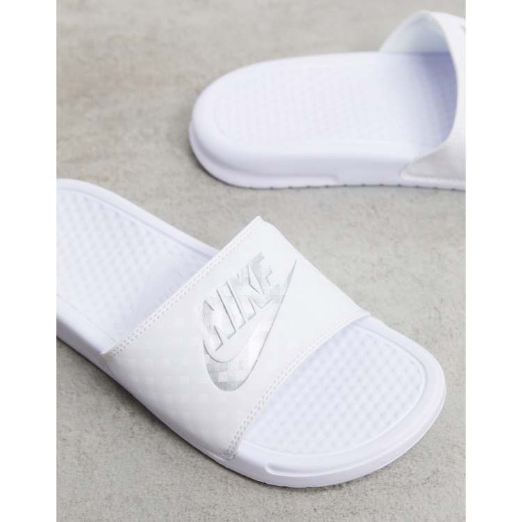 Nike Benassi Claquettes Blanc et argent