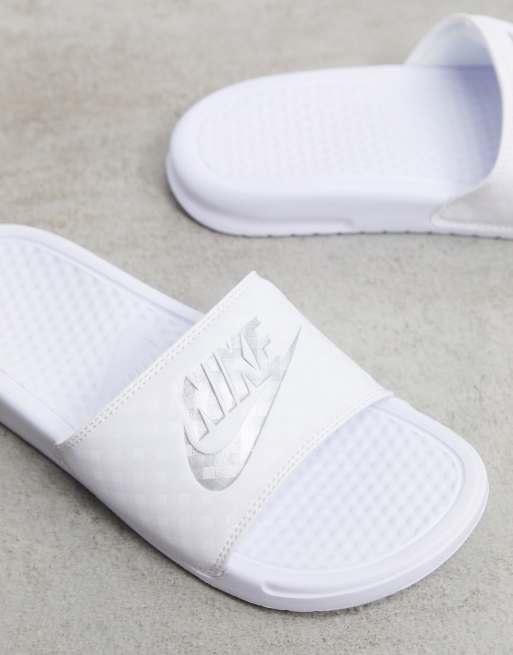 Nike Benassi Claquettes Blanc et argent