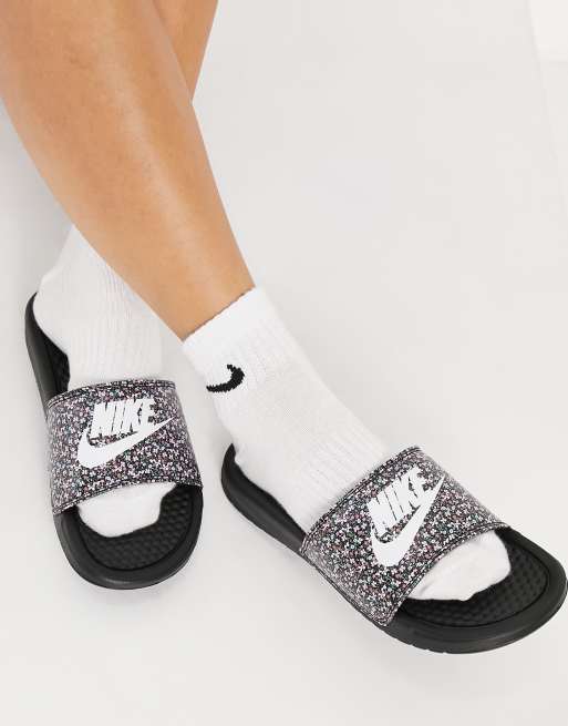 Nike benassi shop noir et blanc