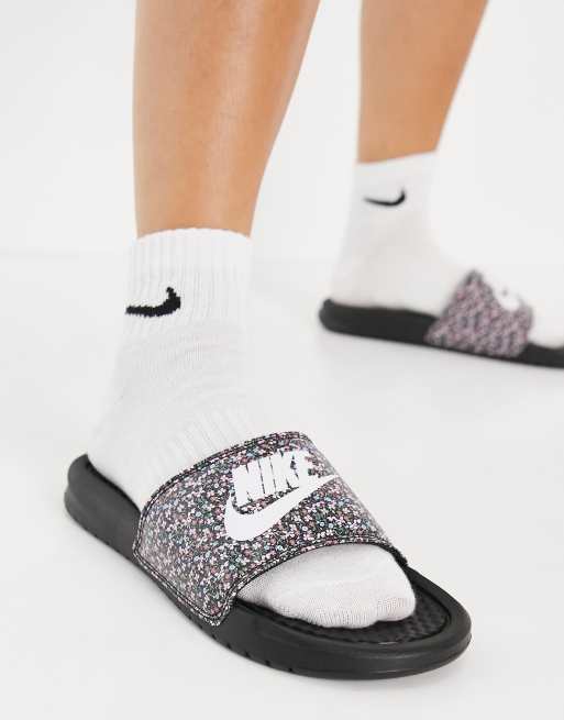 Claquette nike noir store et blanche femme