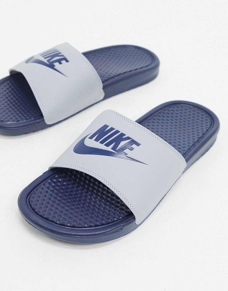 Nike - Benassi JDI - Slippers in grijs en marineblauw
