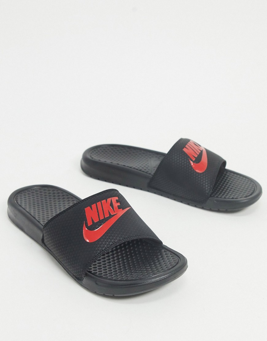 Nike - Benassi JDI - Slippers in zwart/rood