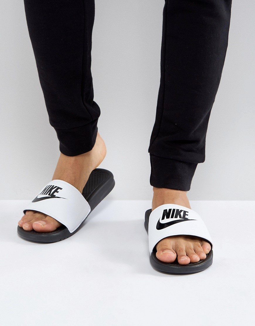 Nike – Benassi JDI – Vita och svarta tofflor