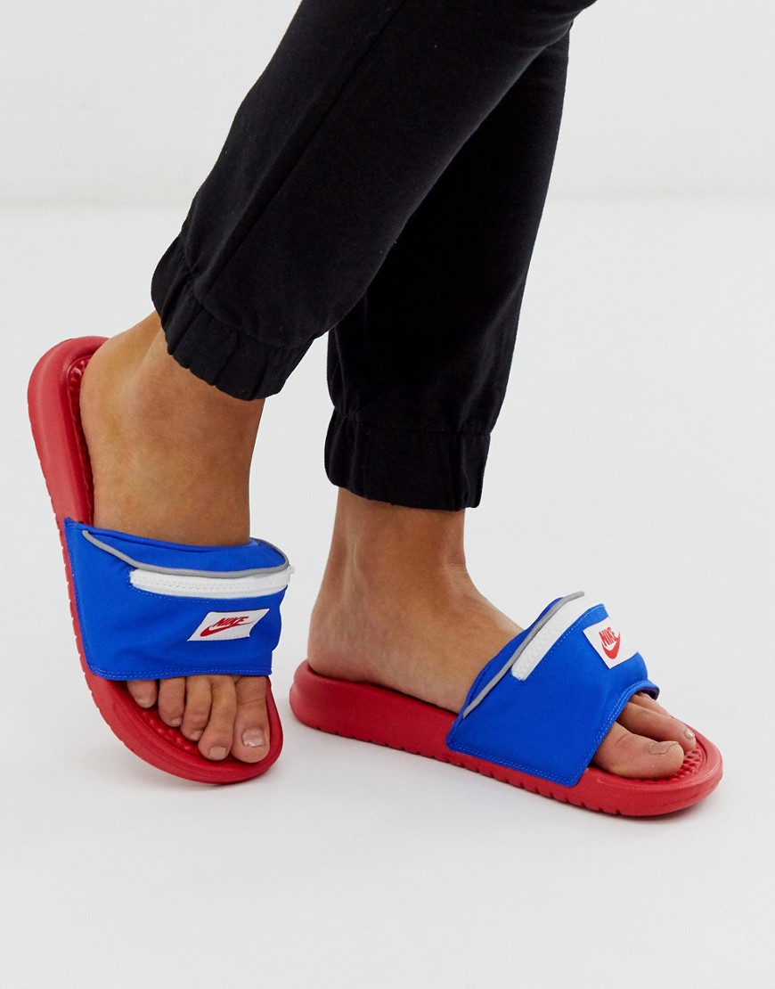Nike – Benassi – Röda och blå tofflor med ficka med dragkedja