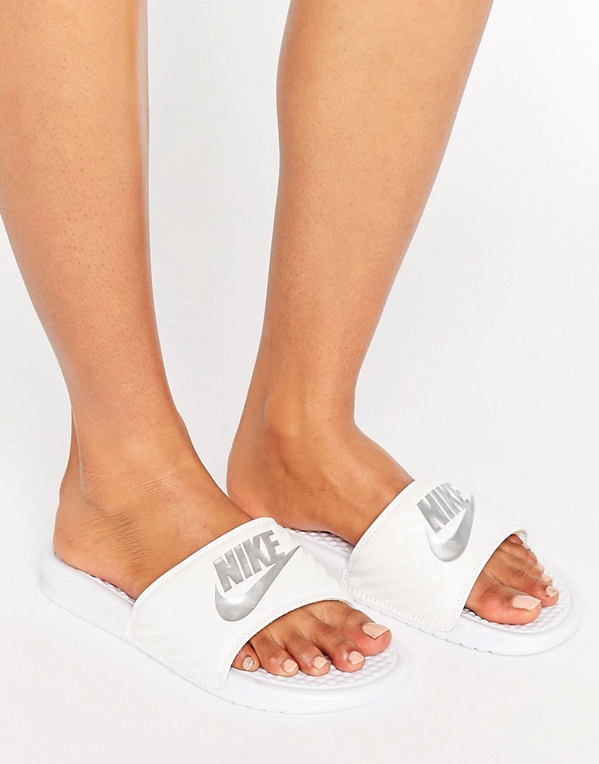 Nike - Benassi - Slider bianche con logo-Nero