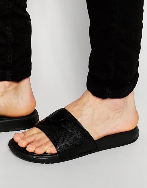 Nike benassi shop sliders in black