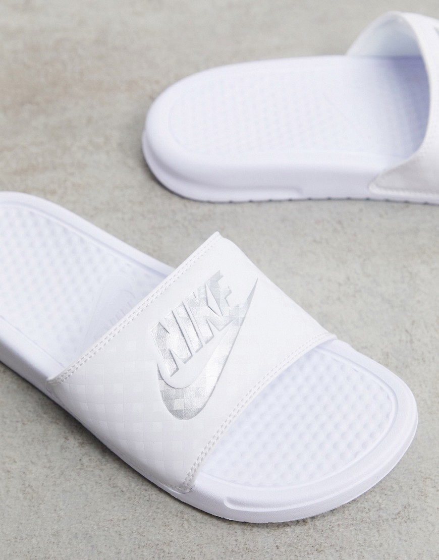 Nike Benassi - Slippers in wit en zilver