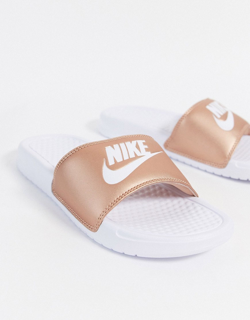 Nike - Benassi - Slippers in wit met roségoud