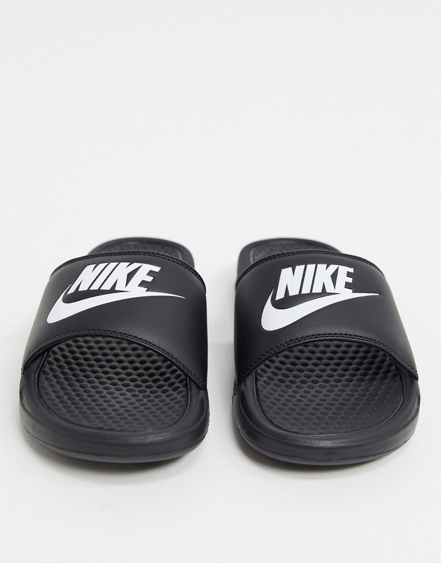 Nike - Benassi - Slippers in zwart