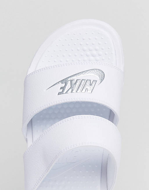 Echt plug Lichaam Nike - Benassi - Slippersandalen met dubbele band met logo in wit | ASOS