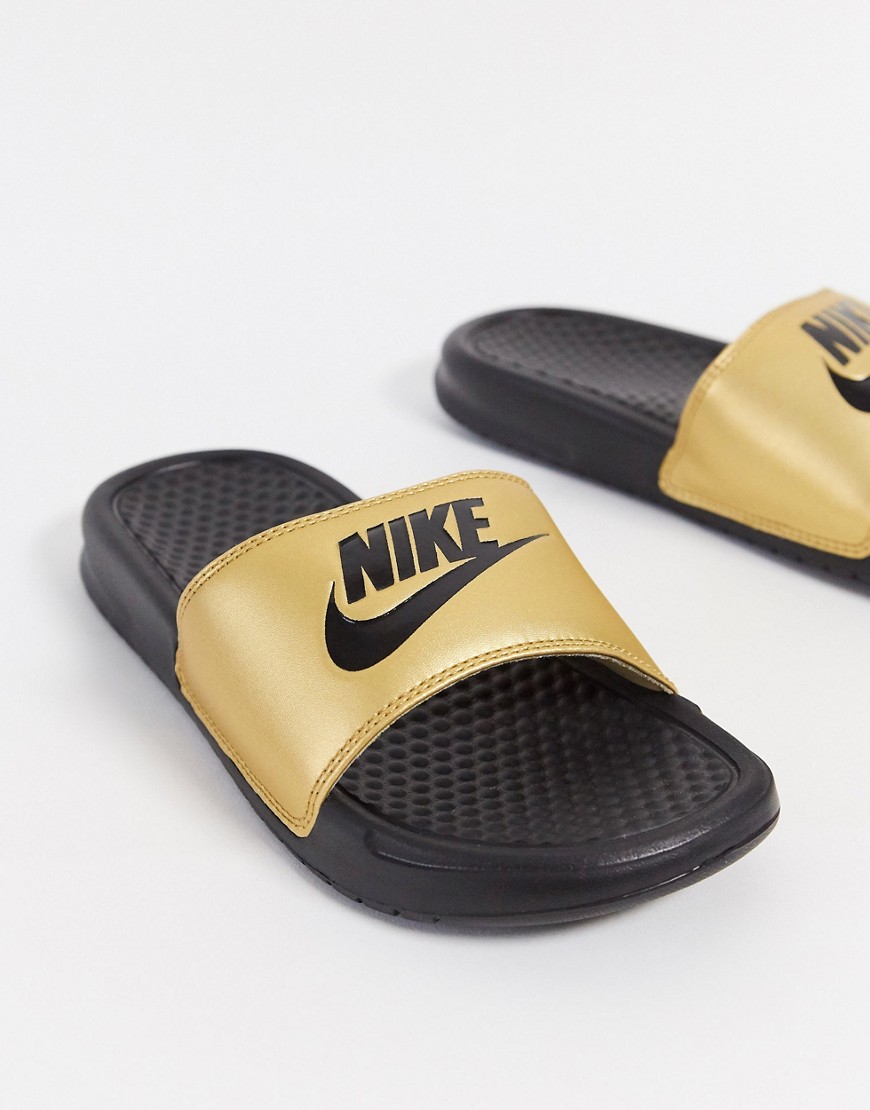 Nike – Benassi – Svarta och guldfärgade tofflor