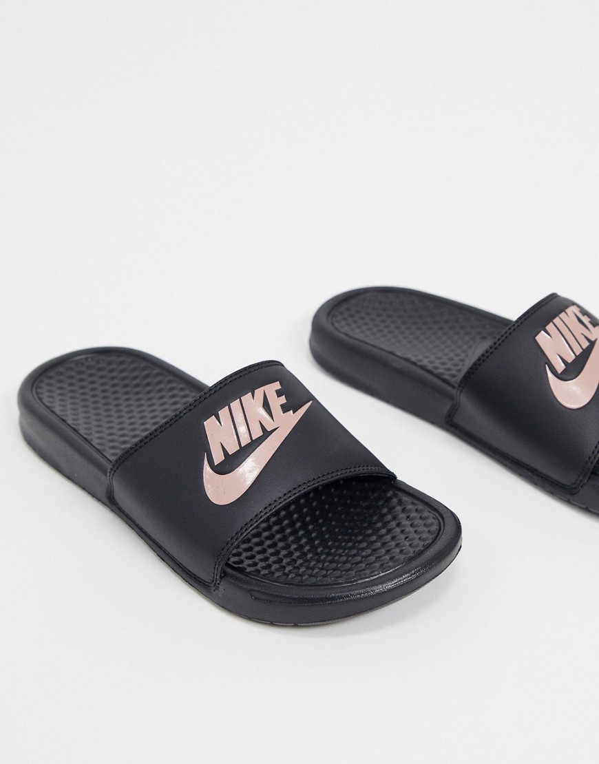 Nike – Benassi – Svarta och roséguldfärgade tofflor