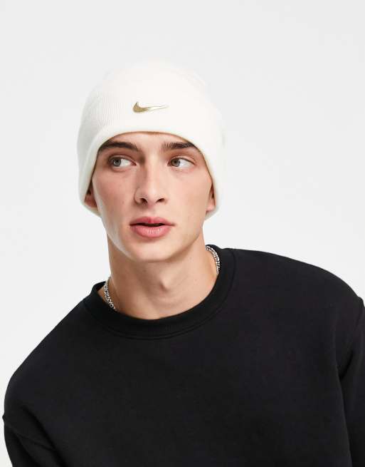 Nike – Biała podwijana czapka beanie ze złotym metalicznym logo Swoosh