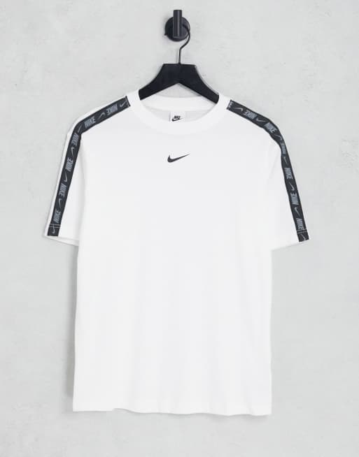 Nike – Biały T-shirt o fasonie boyfriend z czarnymi lampasami z logo Swoosh