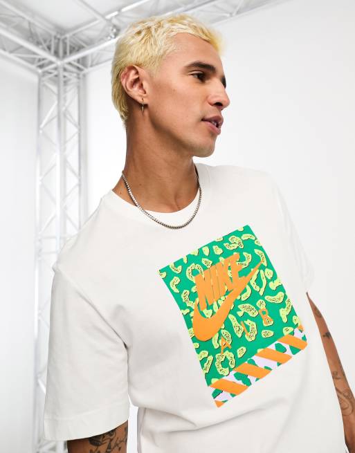 Nike – Biały T-shirt z logo w zwierzęcy wzór w ramce