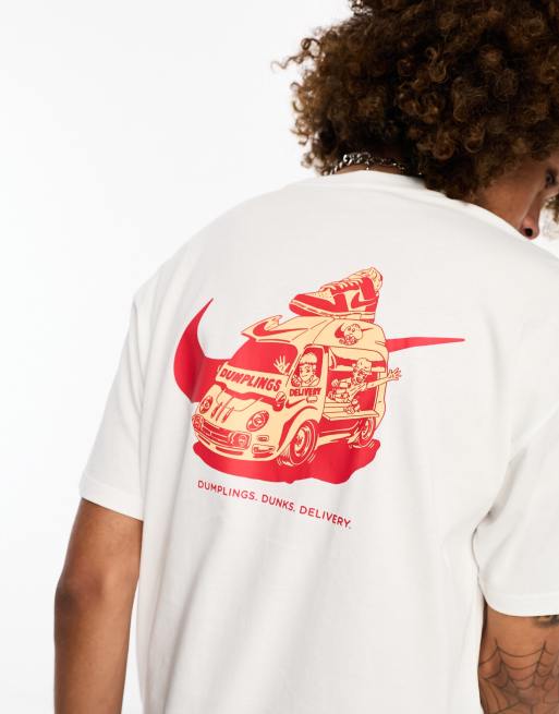 Nike – Biały T-shirt z nadrukiem samochodu dostawczego na plecach