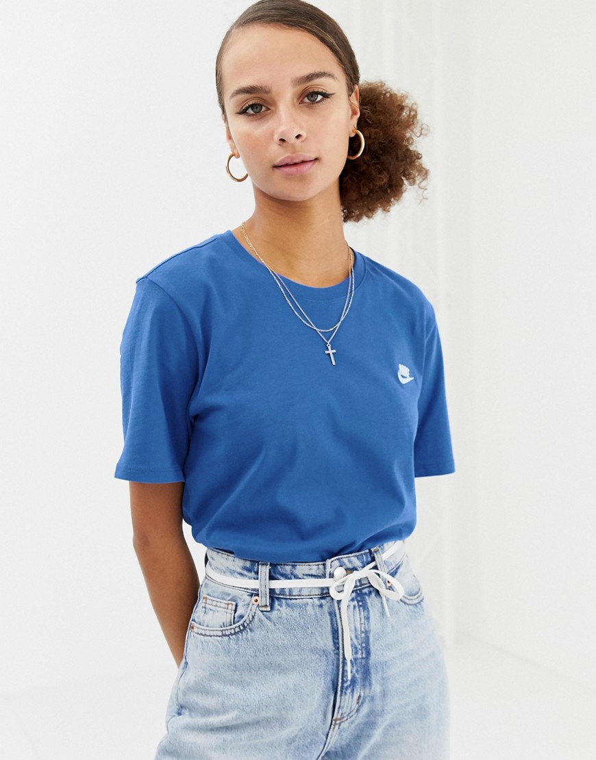 Nike – Blå t-shirt i boyfriend-modell med broderad logga