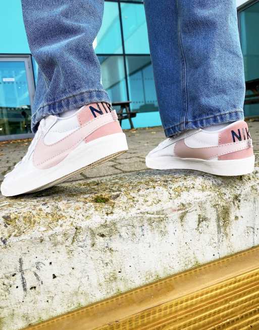 Nike Blazer '77 Jumbo Low sneakers in white and pink | ASOS