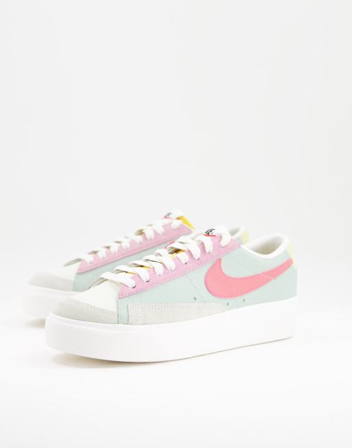 Nike – Blazer – Grå och korallfärgade sneakers med platåsula och lågt skaft