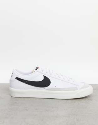 Nike Blazer Low '77 VNTG trainers in white/black φωτογραφία