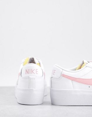 Chaussures Nike - Blazer Low - Baskets basses semelle plateforme - Blanc et rose verni