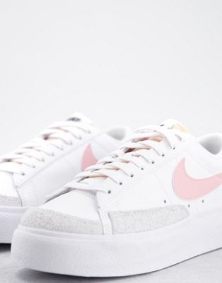 Chaussures Nike - Blazer Low - Baskets basses semelle plateforme - Blanc et rose verni