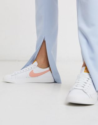Nike Blazer Low in white and pink