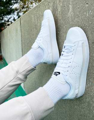 nike blazer low trainers in white