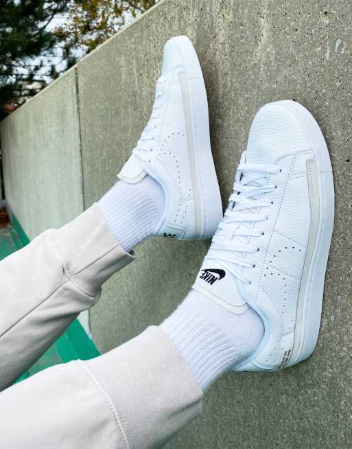 Nike blazer low 2025 trainers in white