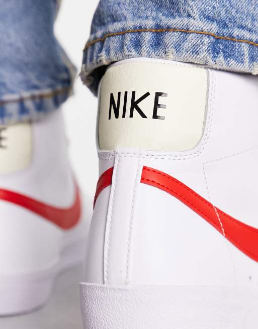 Nike – Blazer Mid '77 – Białe buty sportowe z czerwonym logo Swoosh, 3 z 4