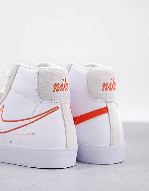 Nike - Blazer Mid 77 SE S50 - Sneakers in wit en oranje