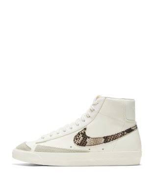 Nike Blazer Mid '77 Se Sneakers In Sail/particle Beige-white In White