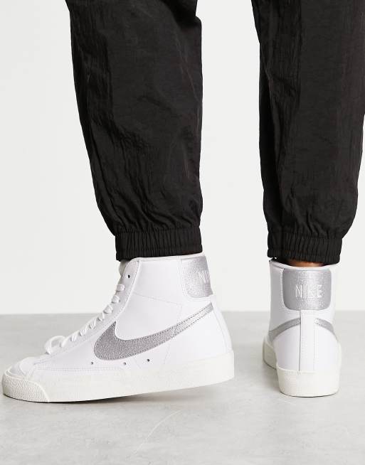 Geven cement Trekker Nike – Blazer Mid '77 – Sneaker in Weiß und Metallic-Silber | ASOS