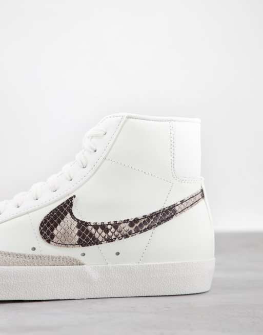 Nike Blazer Mid 77 Sneakers in gebroken wit en slangenprint ASOS