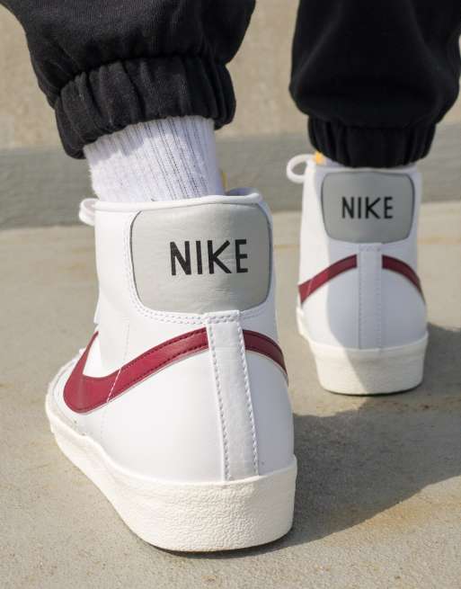 Nike Blazer Mid 77 Vintage Sneakers bianche e rosso barbabietola