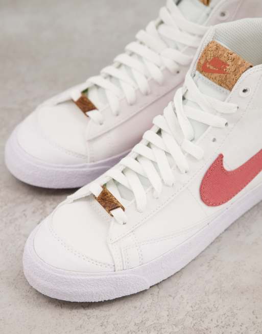 Nike – Blazer Mid 77 – Vita och vinröda sneakers med blommigt broderi - WHITE, 2 av 4