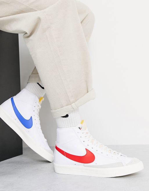 Nike – Blazer Mid '77 – Vita sneakers i vintagestil med röd/blå swoosh-logga