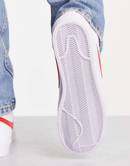 Nike – Blazer Mid '77 – Vita sneakers med röd Swoosh-logga, 2 av 4
