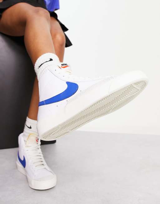 Royal blue and shop white nike shoes