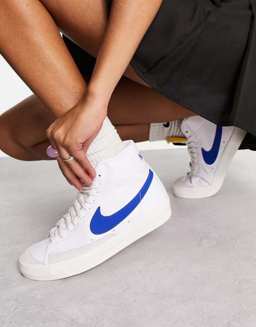 Royal blue women's hot sale nike sneakers