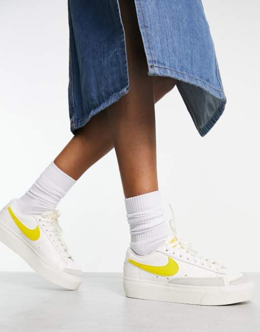 Nike – Blazer – Vita och gula sneakers med platå och låga skaft