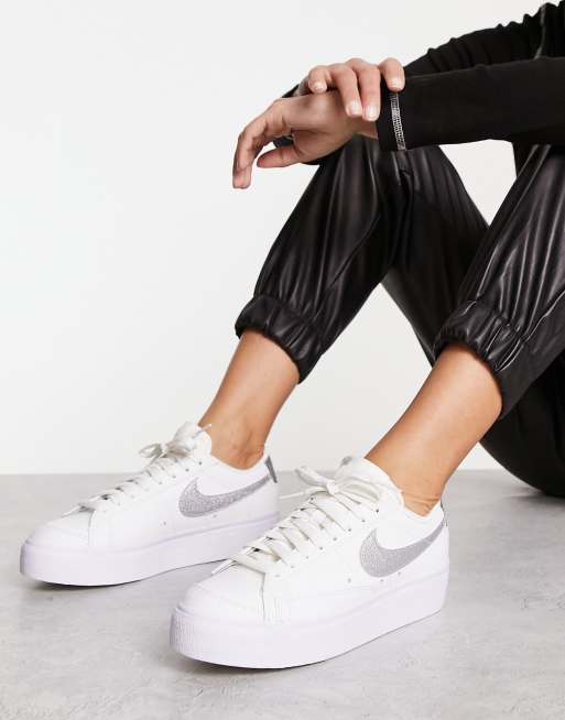 Nike – Blazer – Vita och metalliskt silverfärgade platå-sneakers med låga skaft, 3 av 4